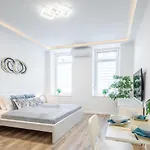 Modern In Downtown Area דירה