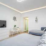 Modern In Downtown Area דירה *