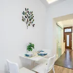 Modern In Downtown Area דירה *