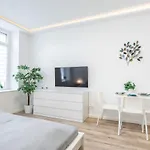 Modern In Downtown Area *