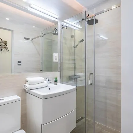 Lägenhet Modern In Downtown Area