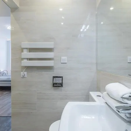 Modern In Downtown Area *