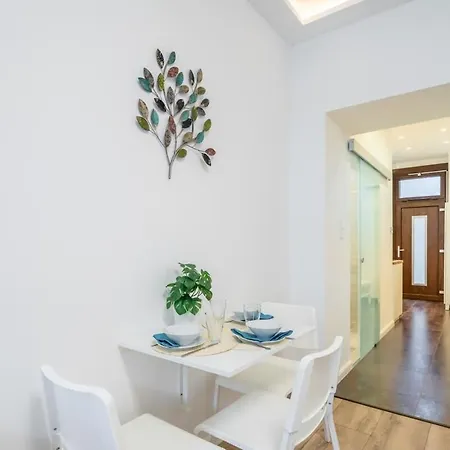 Modern In Downtown Area Apartment *