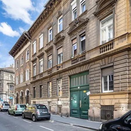 Modern In Downtown Area * Budapest