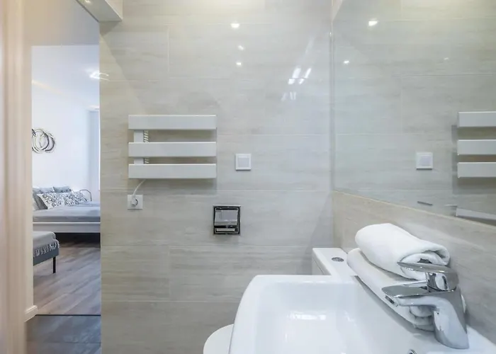 Modern In Downtown Area *
